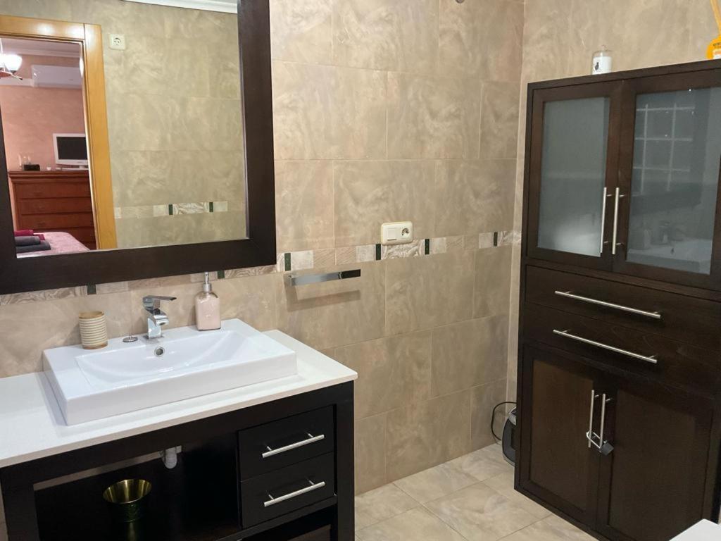 Brisa De Poniente Con Cochera Y Aire Acondicionado Aguilas Bagian luar foto